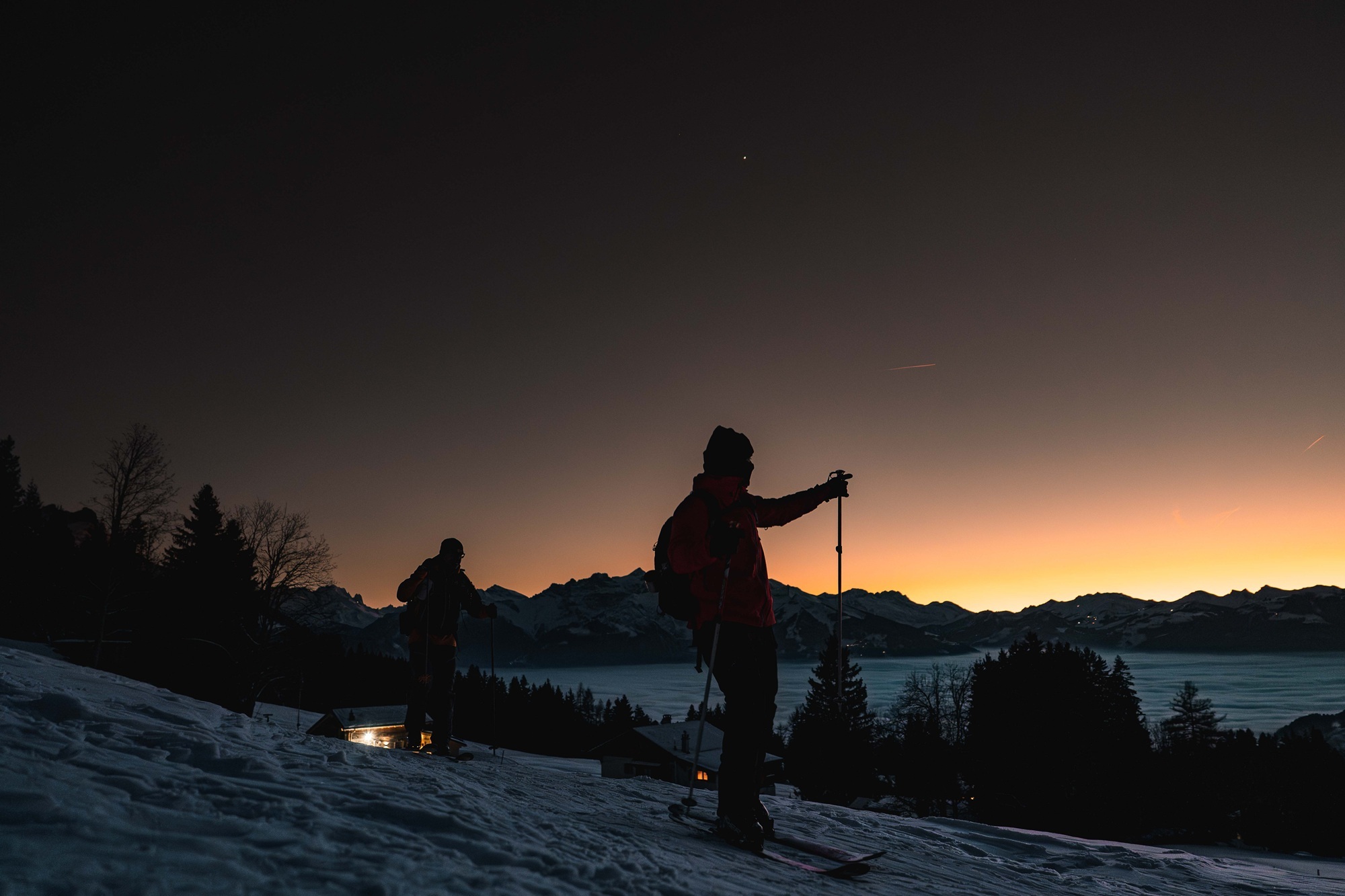 Ski de randonnée au coucher du soleil 
