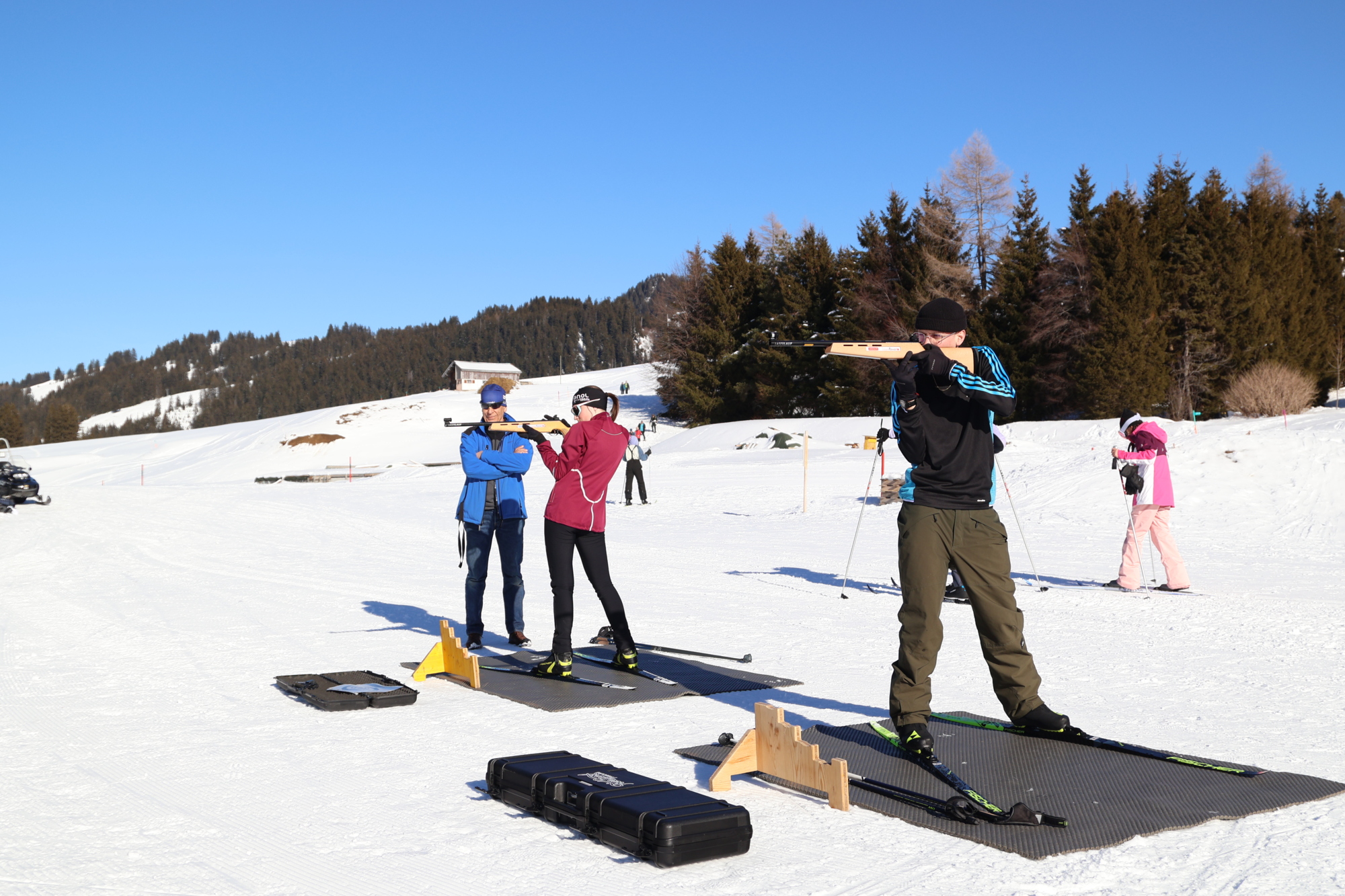 Tir debout, skis de fond aux pieds : attention à ne pas s'emmêler les pinceaux