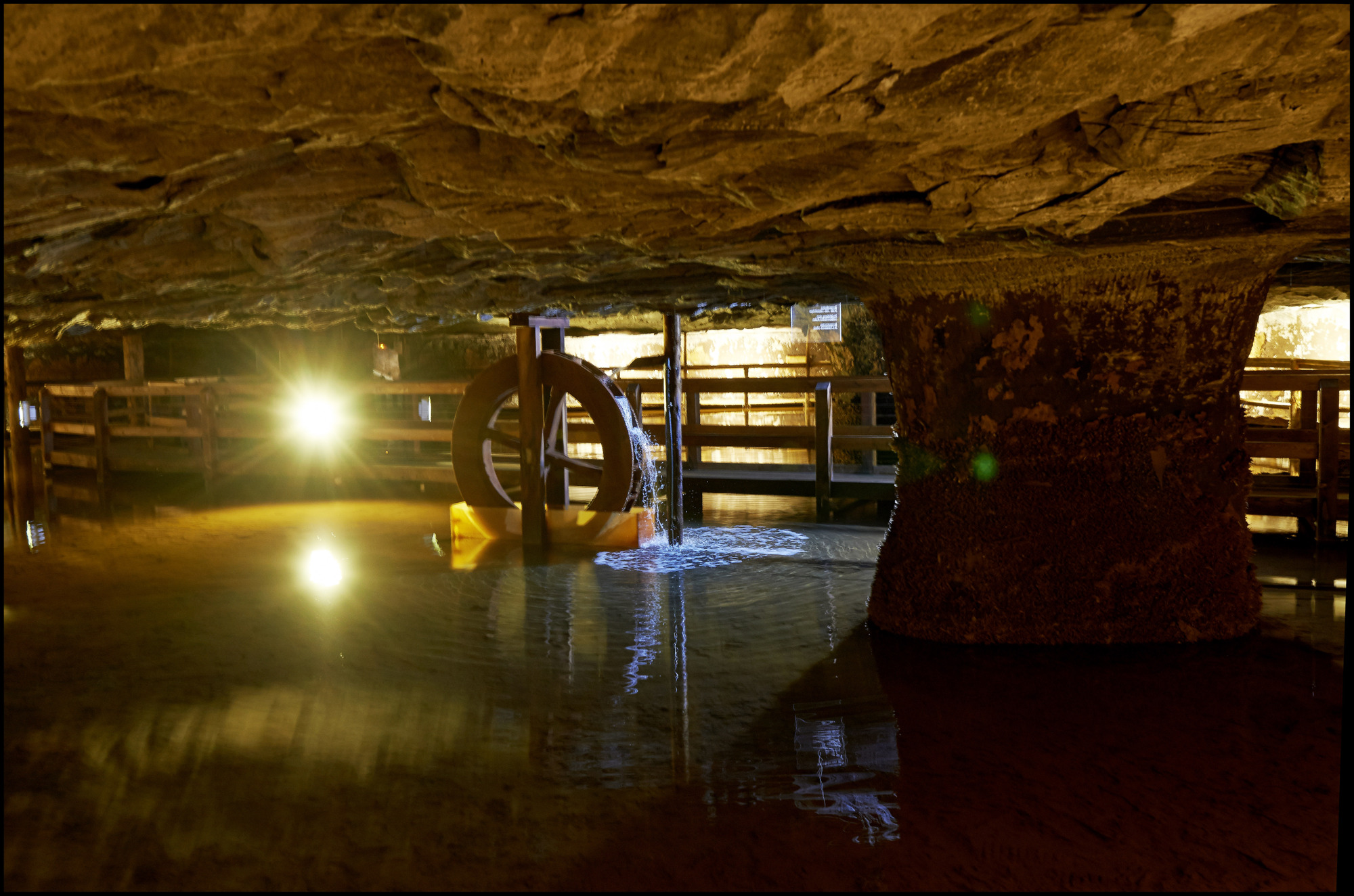 La visite Explosive traverse le réservoir Marie-Louise, cavité creusée au cœur de la roche et remplie d'eau