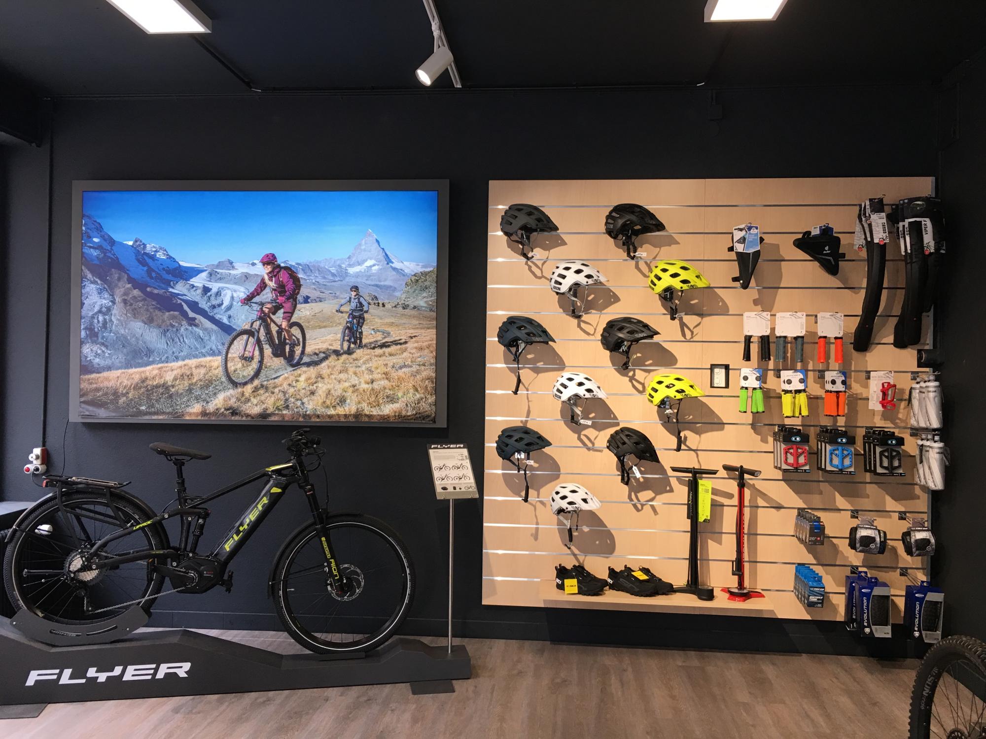 E-bike shop - écran casques accessoires