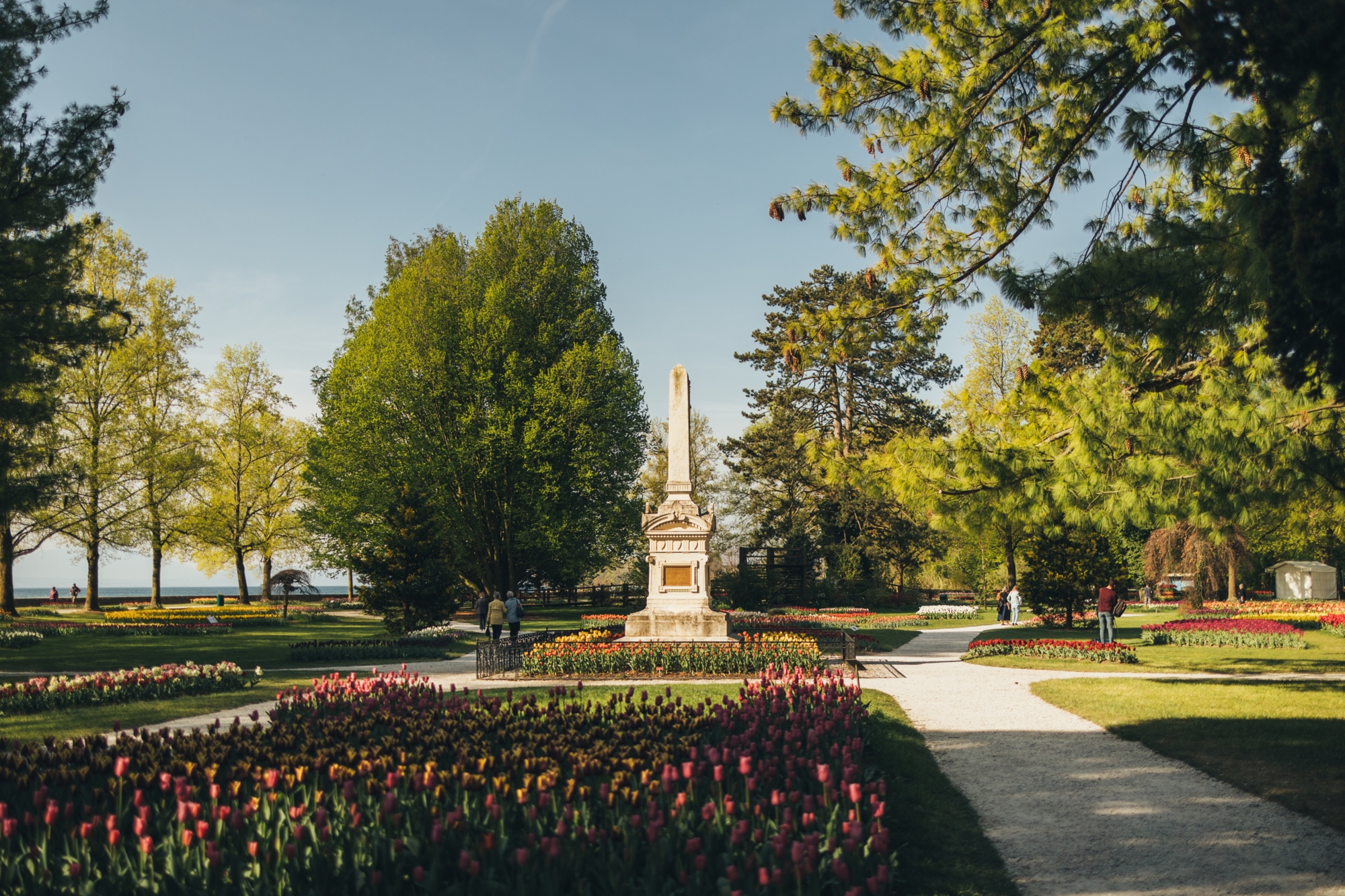 Tulipes all&eacute;e monument - Parc Ind&eacute;pendance printemps 2023