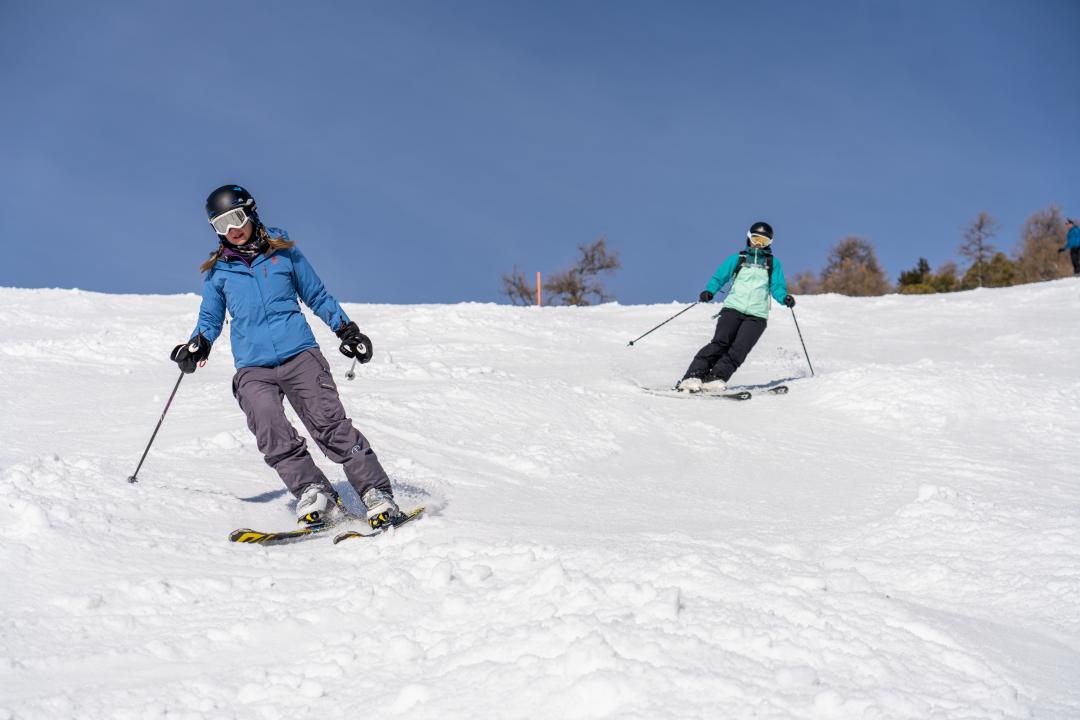 Piste de ski skieurs neutre hiver 2020