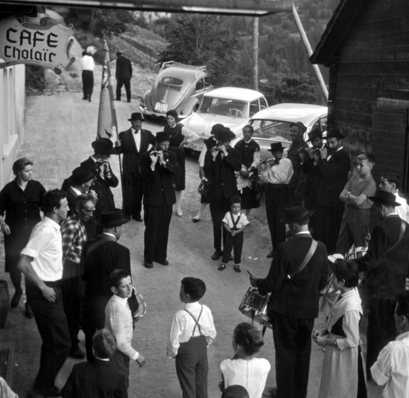 Mission_Fifres et Tambours de Mission, devant l ancien Café Cholaïc, vers 1960