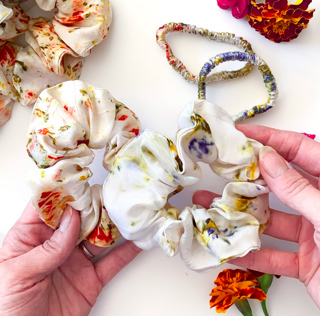 Réaliser des chouchous teints aux plantes pour les enfants