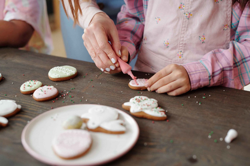 800x600_child-and-adult-decorating-festive-cookies-togeth-10409461.jpg