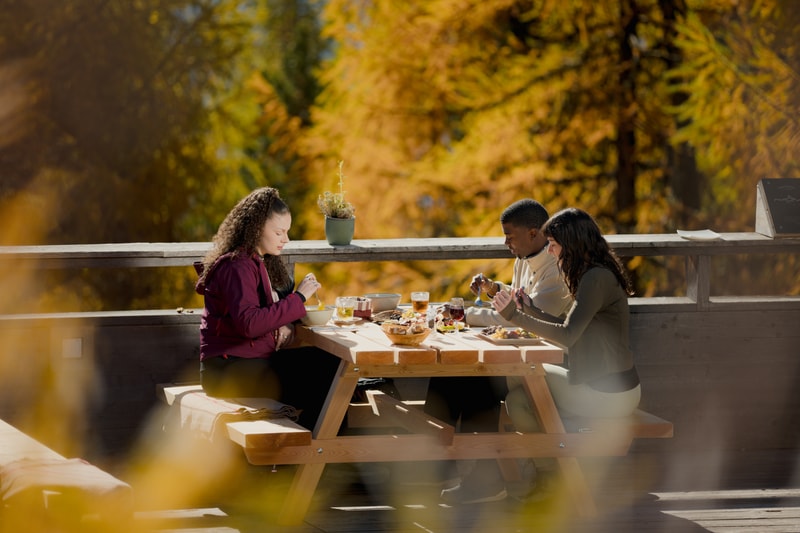 Repas &agrave; la Cabane Ilhorn en automne