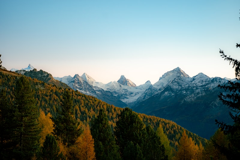 Vue sur la couronne imp&eacute;riale au Val d'Anniviers