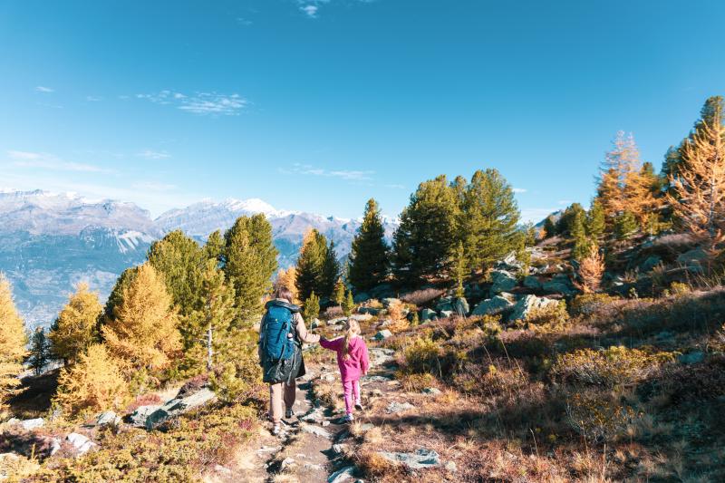 Randonnée famille en automne sur le chemin des Marmottes