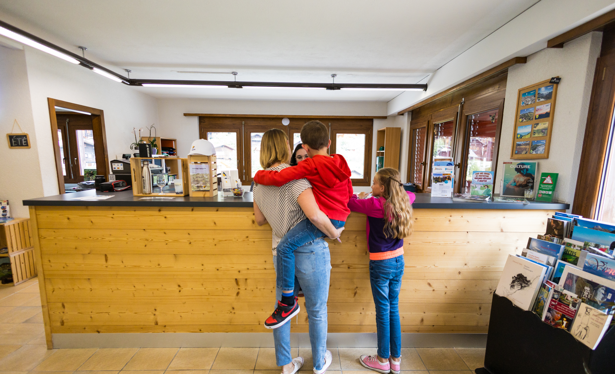 Famille à l'Office du Tourisme de Vercorin