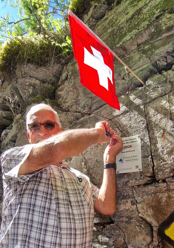 2_Pose de la plaque par Roger Siggen président du consortage.jpg