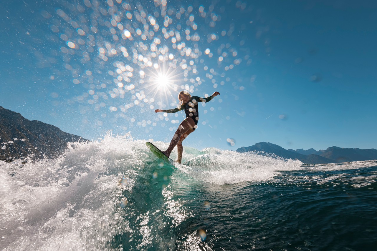ST_3x2_Montreux-wakesurfer-on-a-wave_92250.jpg