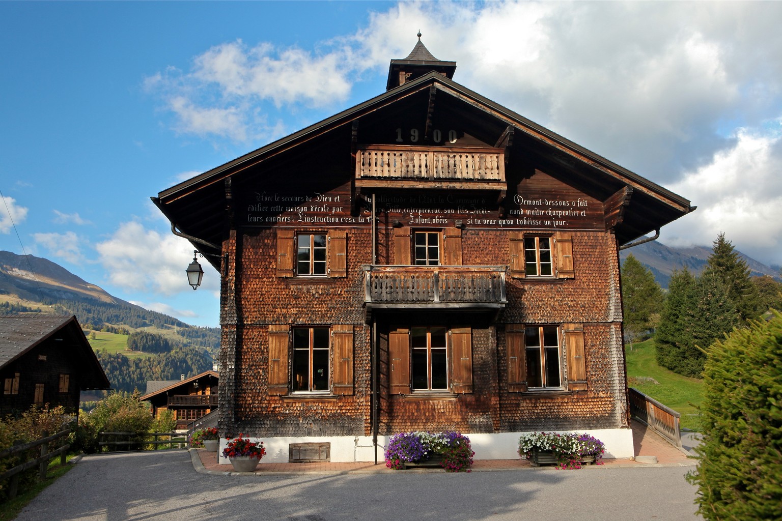La Forclaz’s Old College