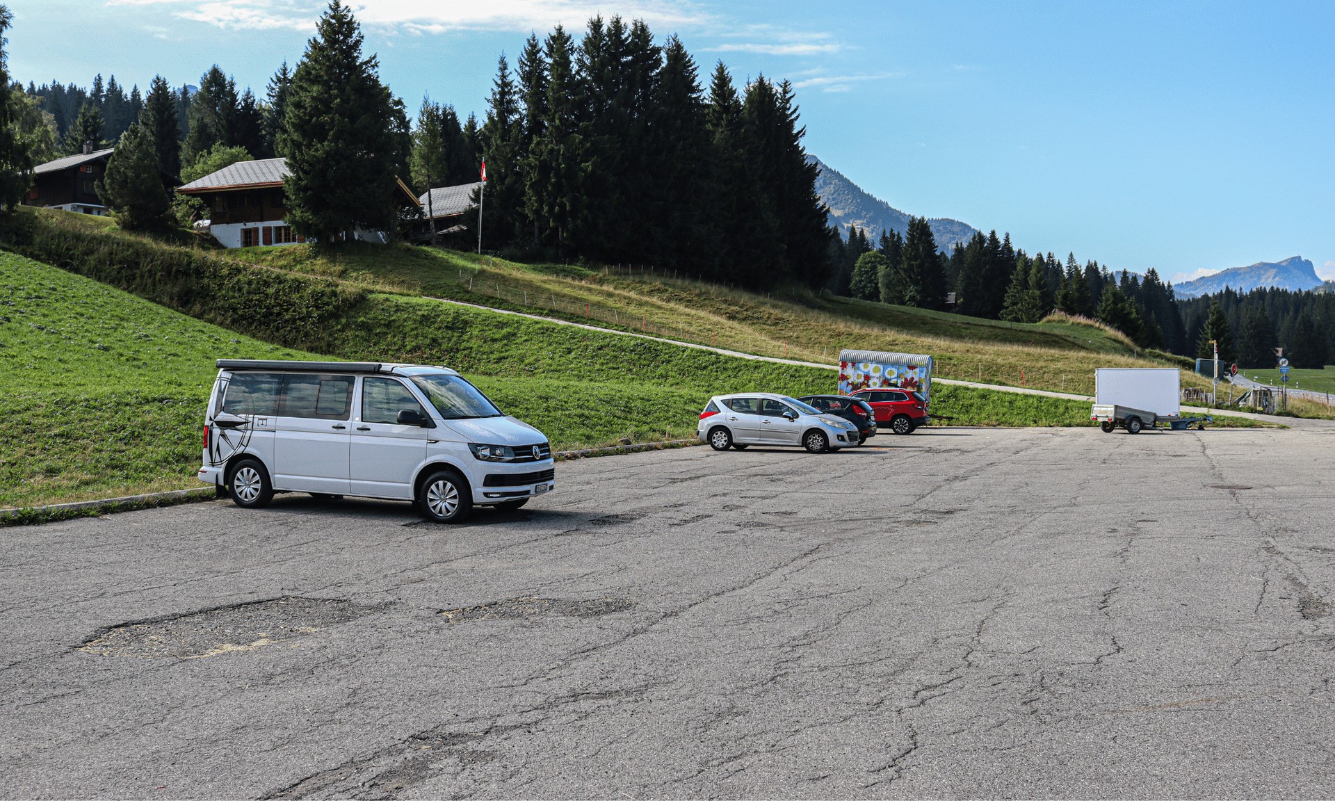 Blick auf Parkplatz La Lécherette Sommer-d'Enhaut-Pays-d'Enhaut Région