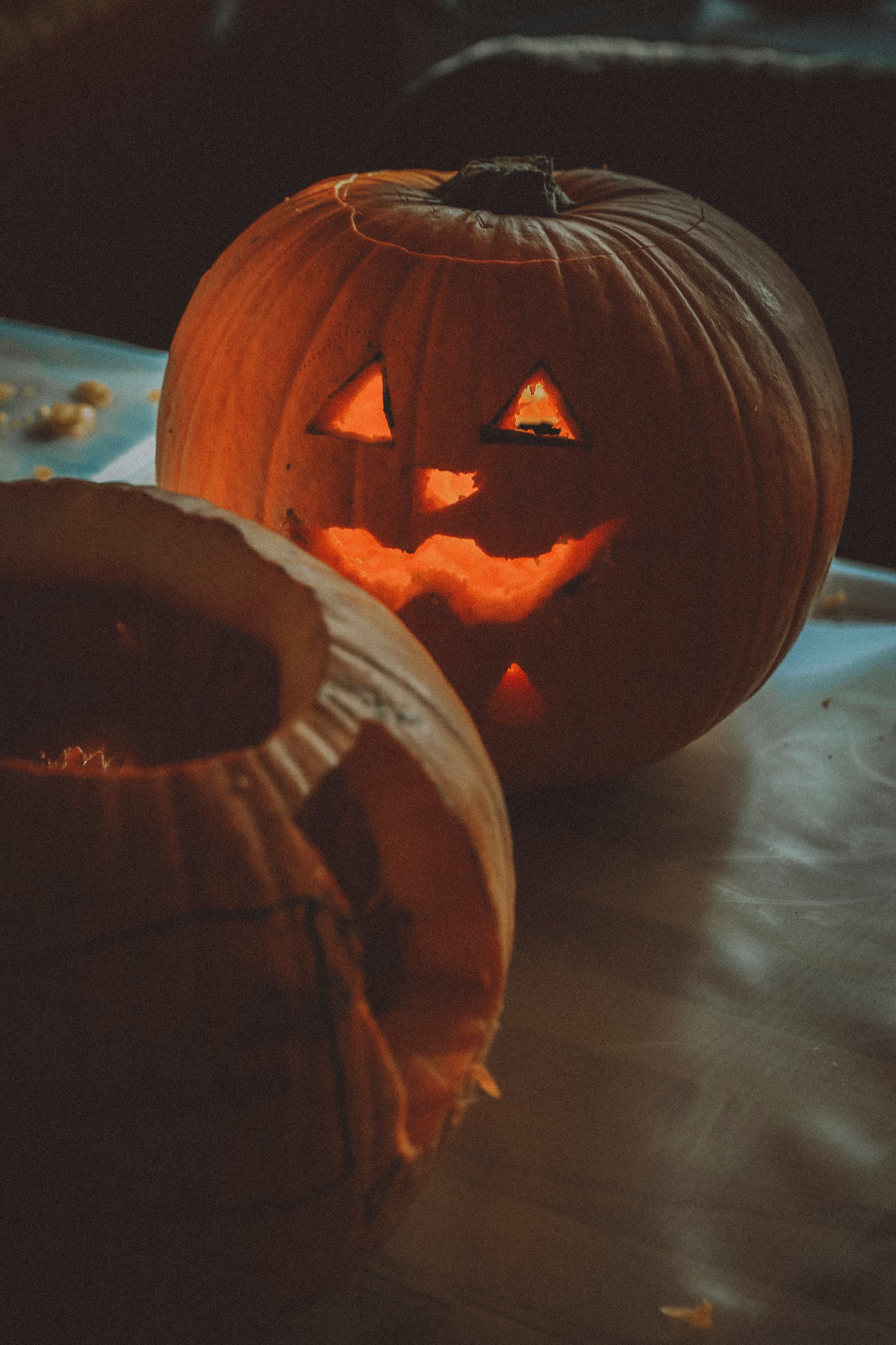 Kinder schnitzen ihre Kürbisse für die Halloween-Nacht in Les Diablerets