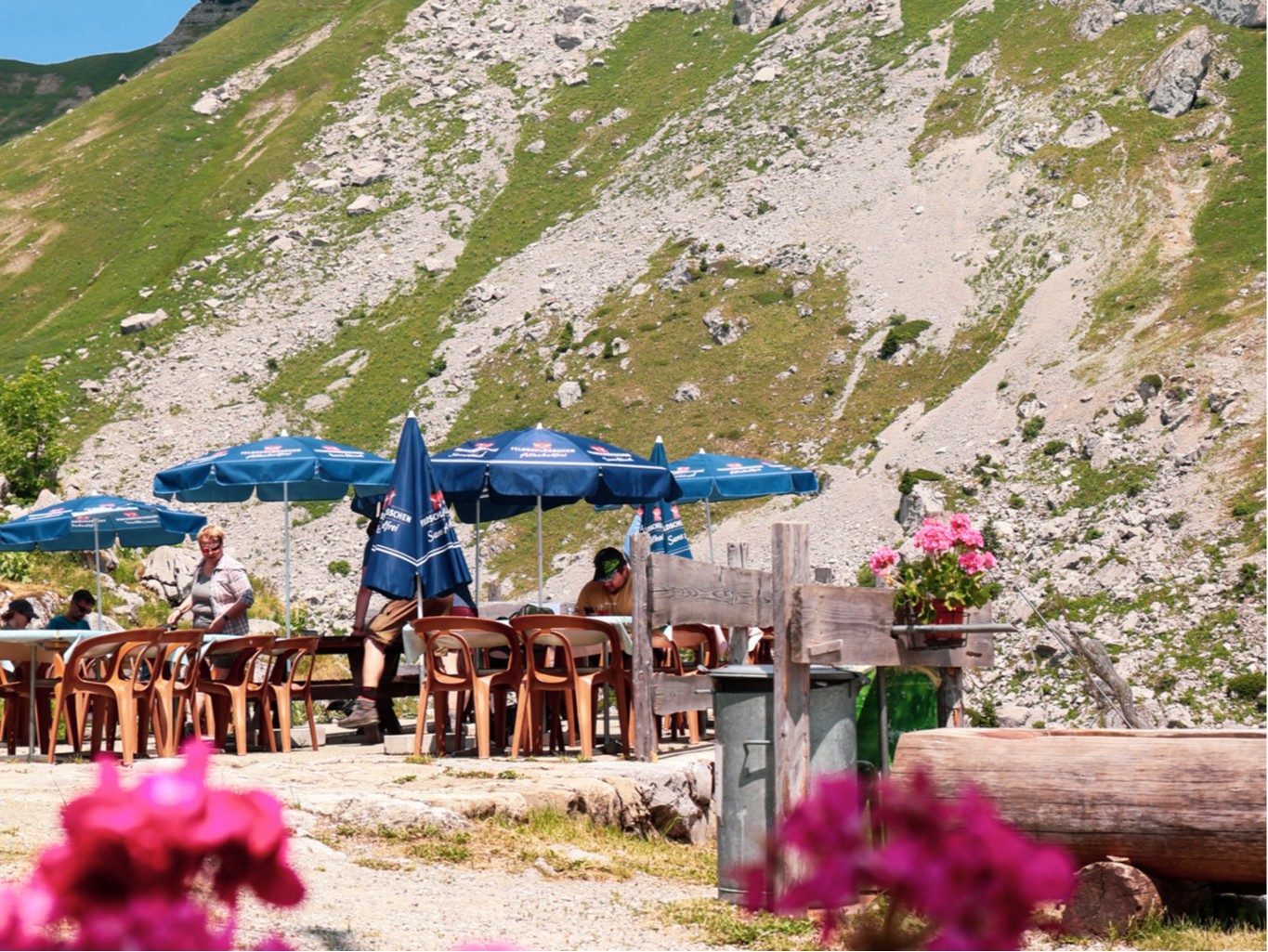 Refuge de Mayen - Terrace with view on the Mayen tower - summer