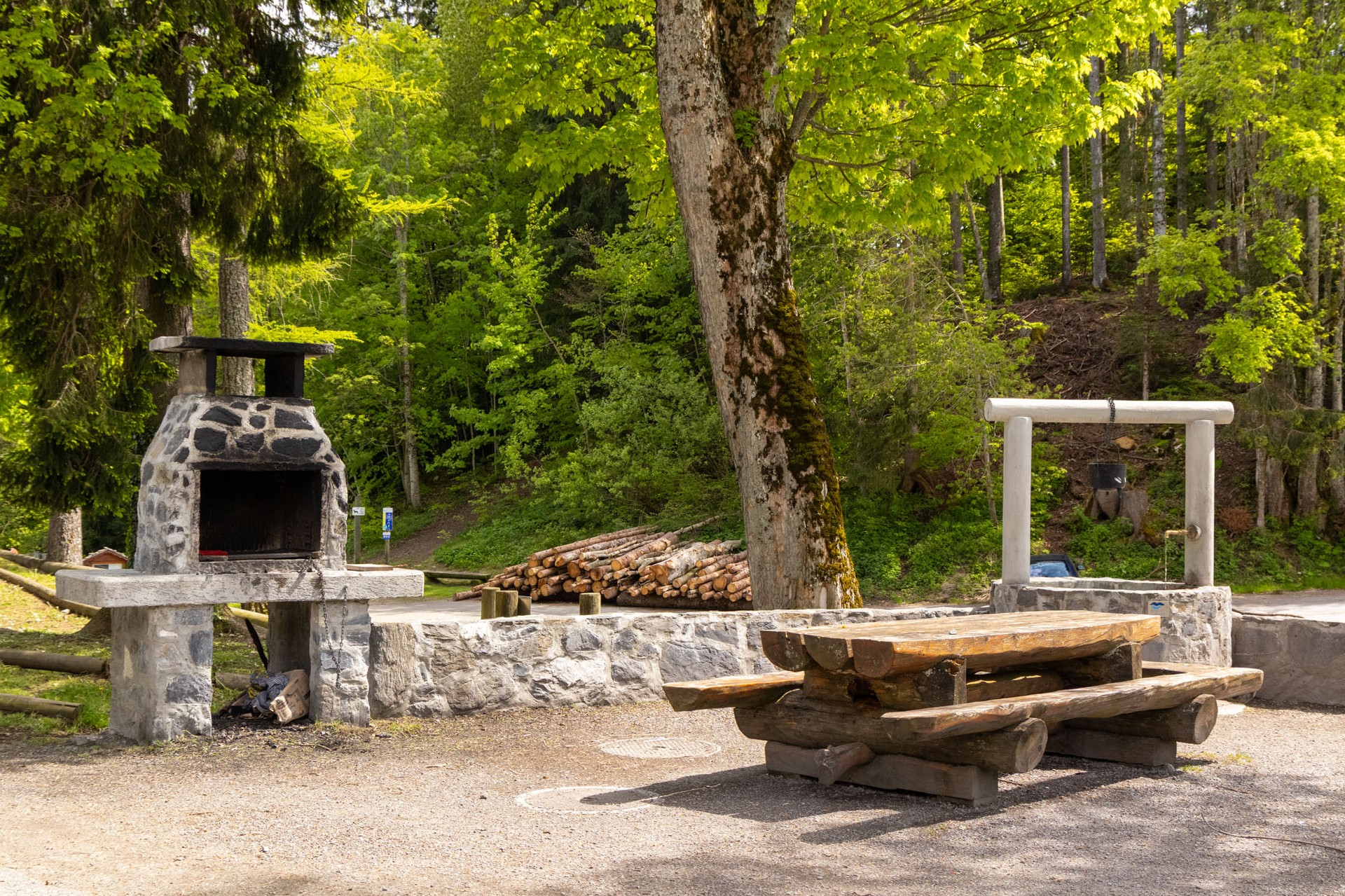 Place des feuilles - Leysin - Picknicktisch und Brennofen - Sommer