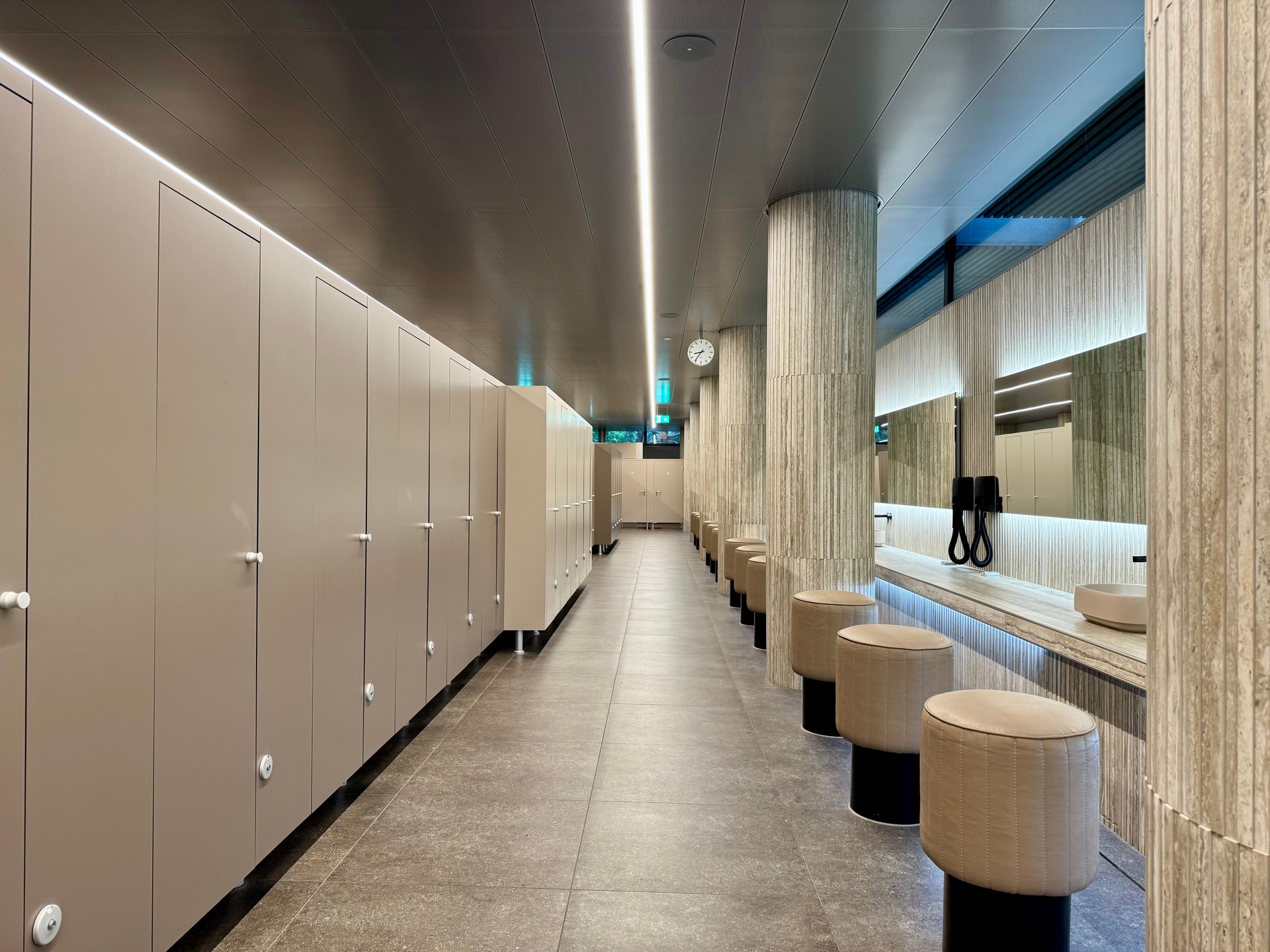 Les vestiaires rénovés des Bains de Lavey allient modernité, confort et élégance