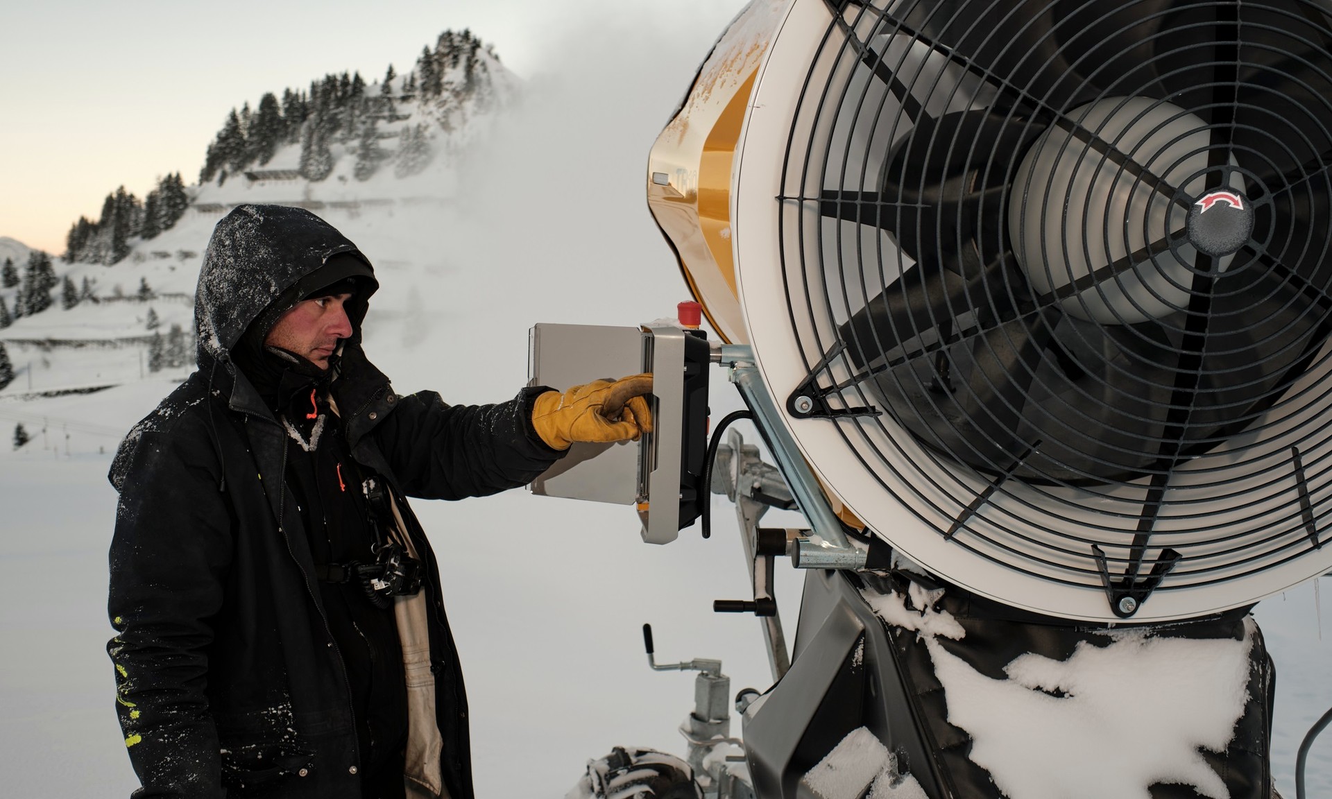Thomas adjusts the snow gun in the Gryon ski area