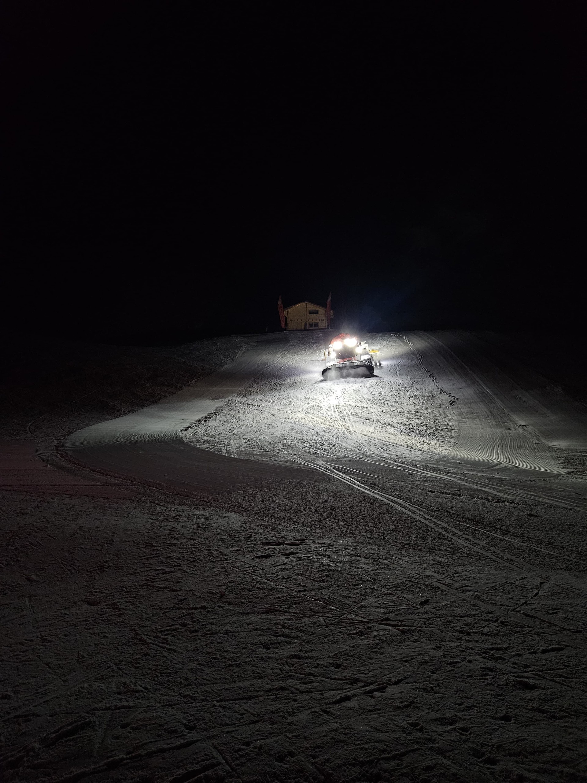 The ballet of the snow groomers prevents hikers from skiing down!