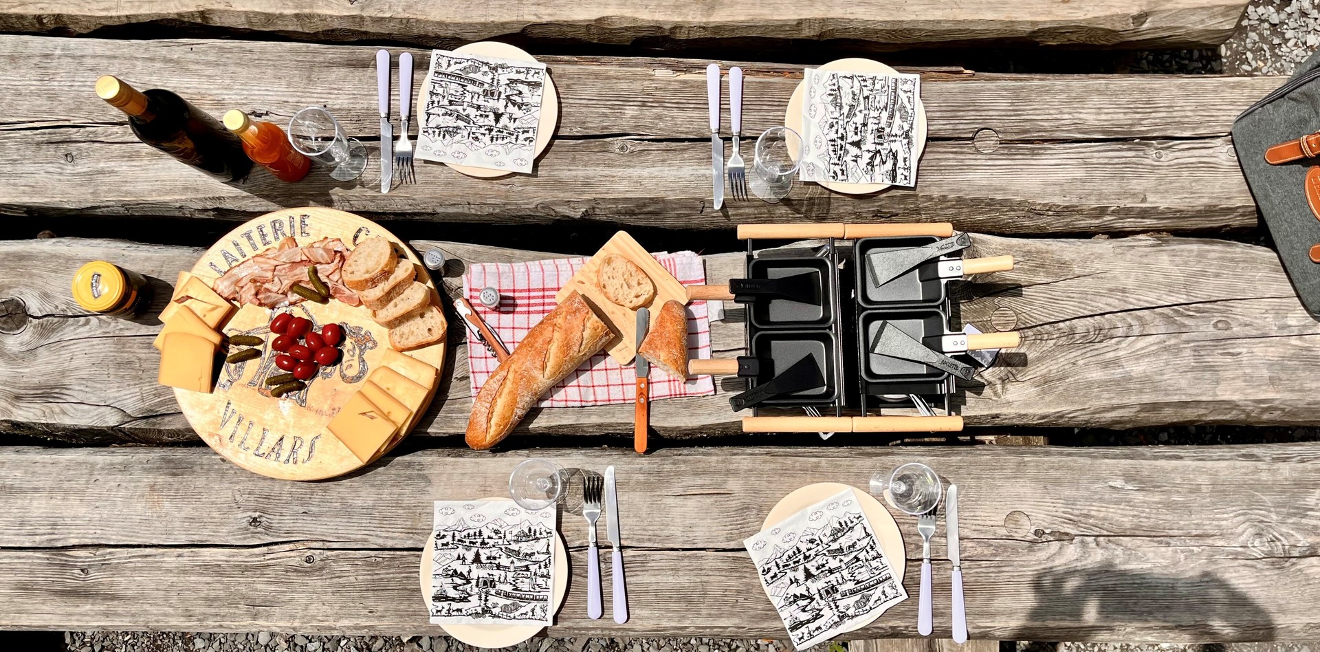 Notre table dressée pour une délicieuse raclette en plein air