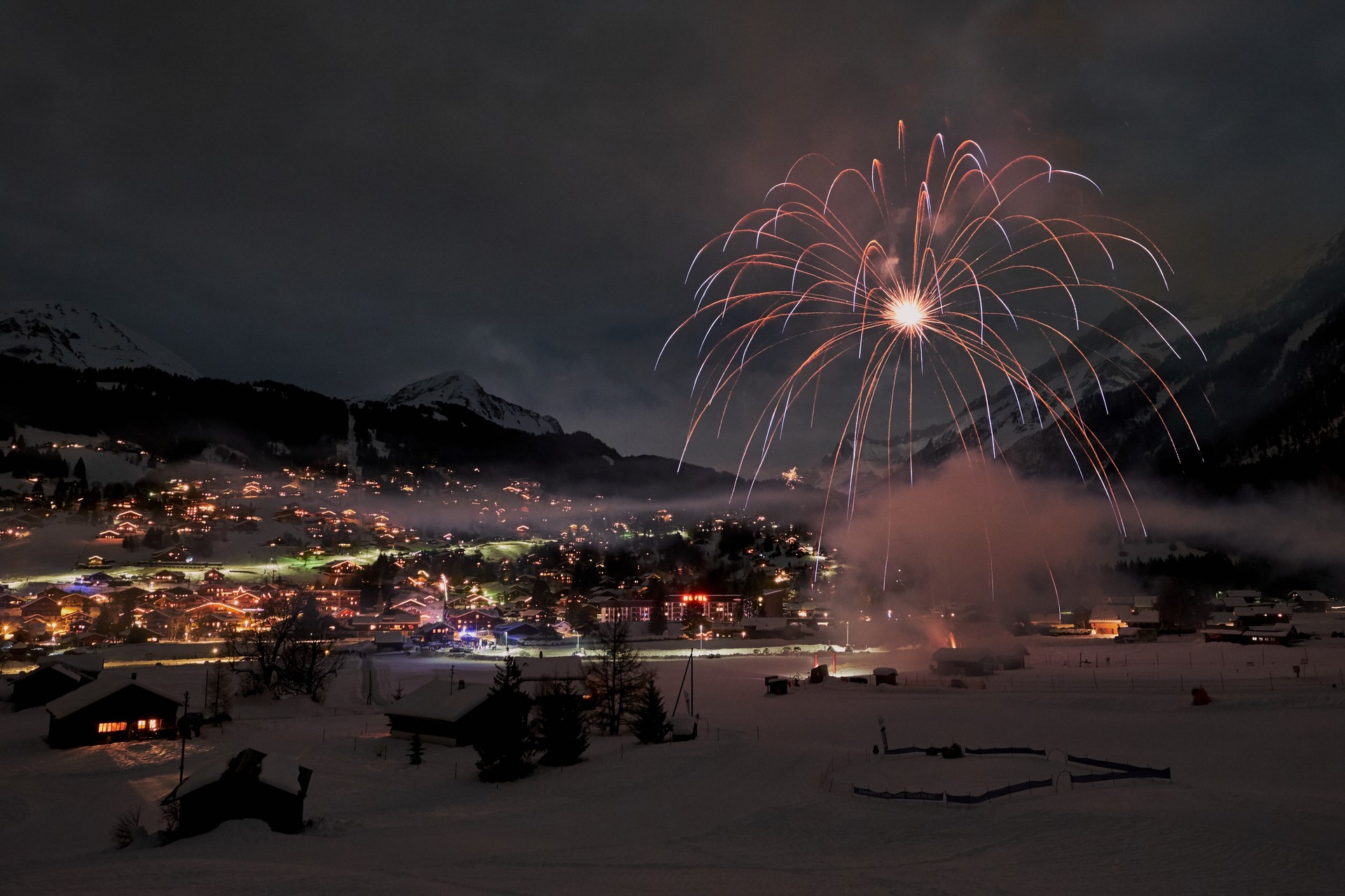 Das Feuerwerk erhellt das Dorf und den Talgrund
