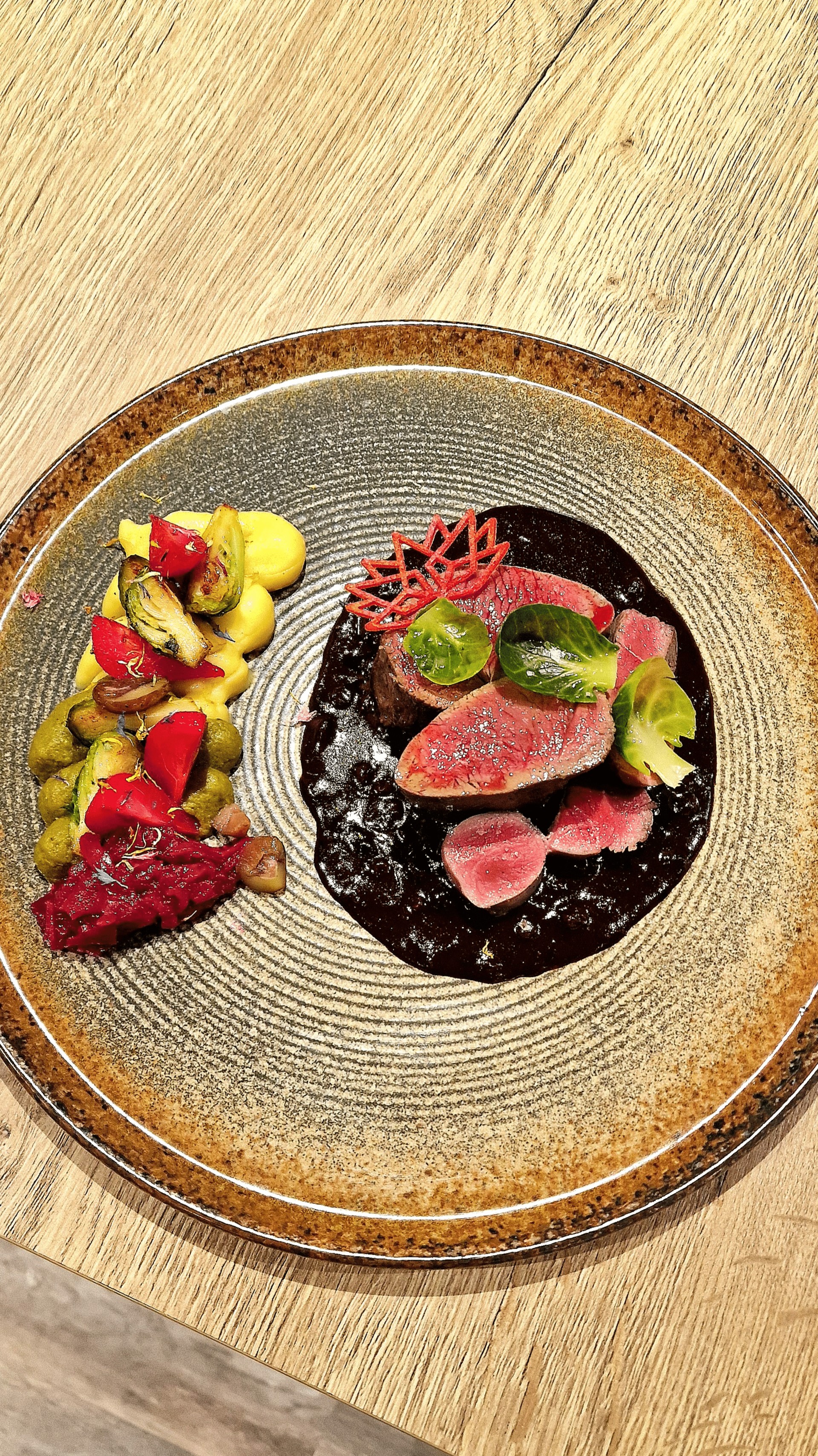 Die Jagdplatten im „La Potinière“ sind elegant und farbenfroh