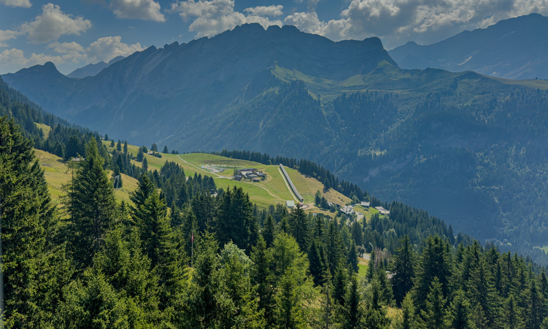 The view of the Muverans mountains is majestic in Gryon.