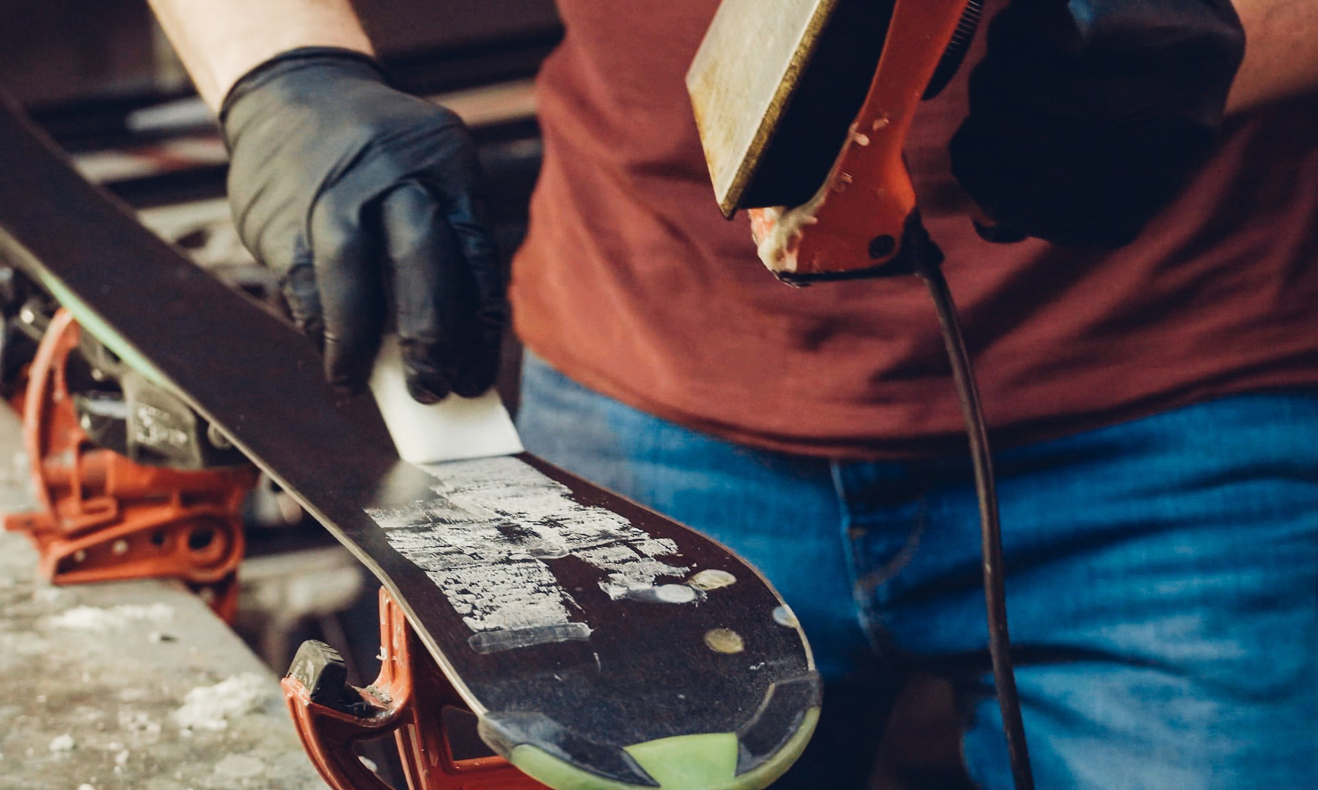 Das Wachsen der Skier für optimale Gleiteigenschaften auf der Piste.