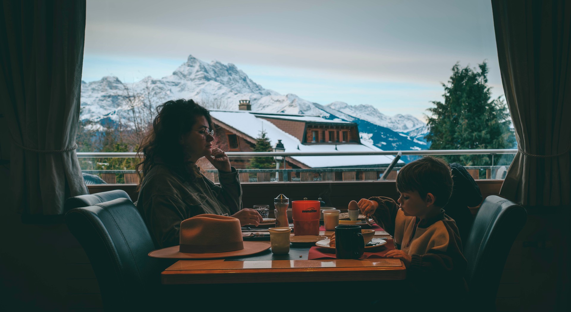 Familienfrühstück im Hôtel Alpe Fleurie