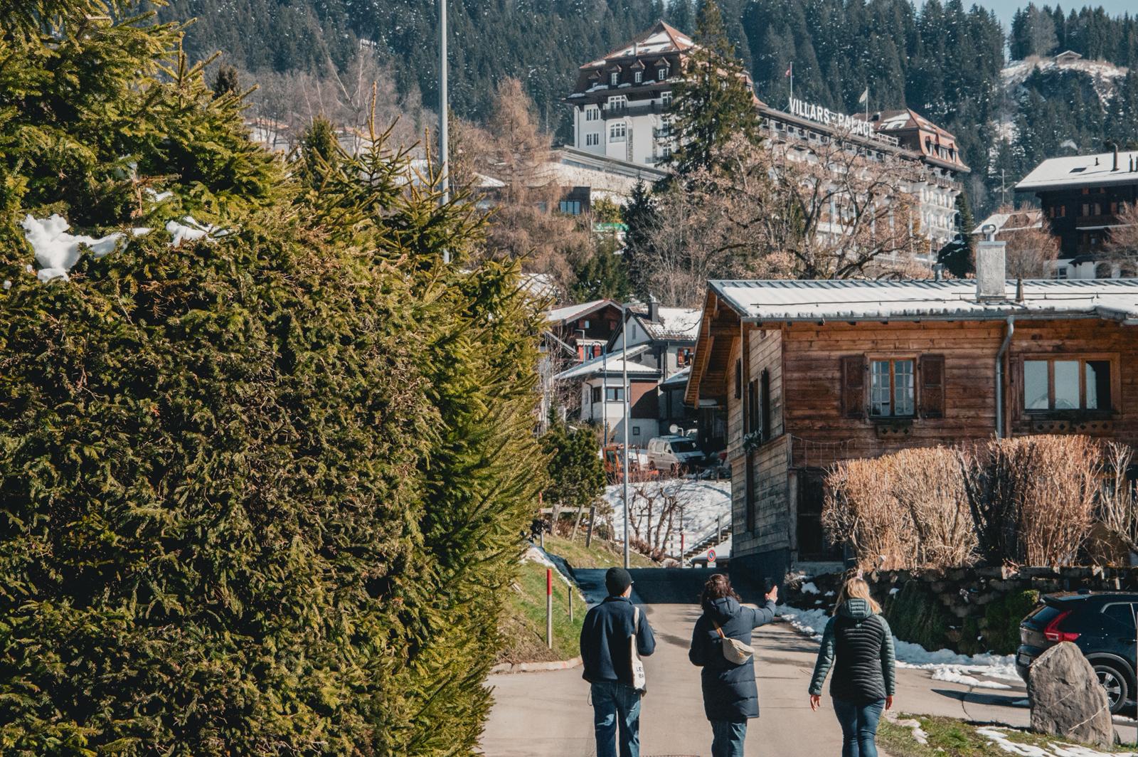 Throughout the tour, we (re)discover the streets of Villars and Chesières