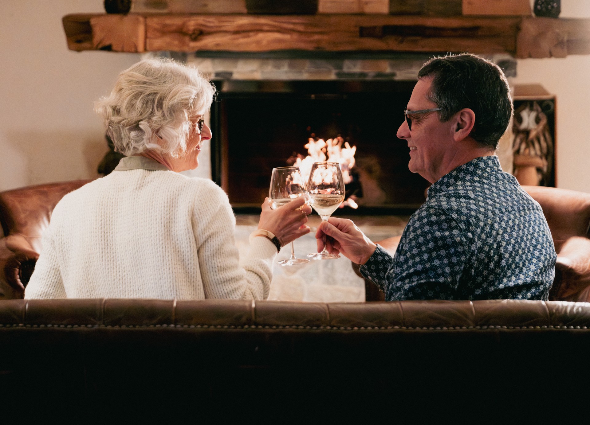 Prendre le temps partager un verre au Chalet RoyAlp Hôtel & Spa