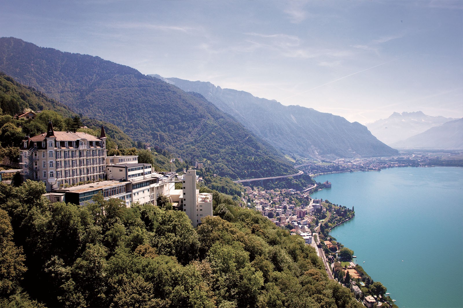 L'école est perchée au-dessus de Montreux