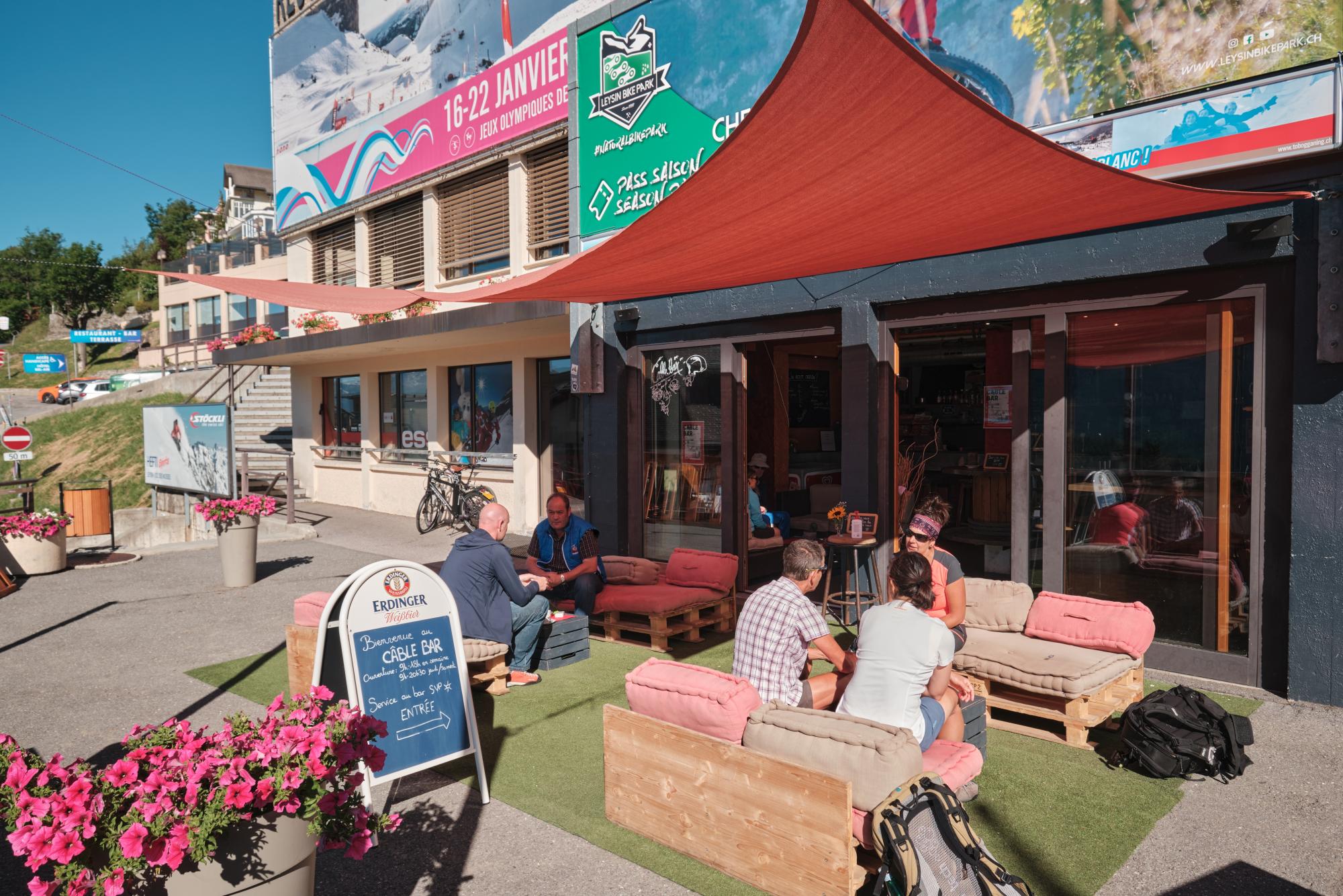 Cable bar / terrasse - été - Leysin