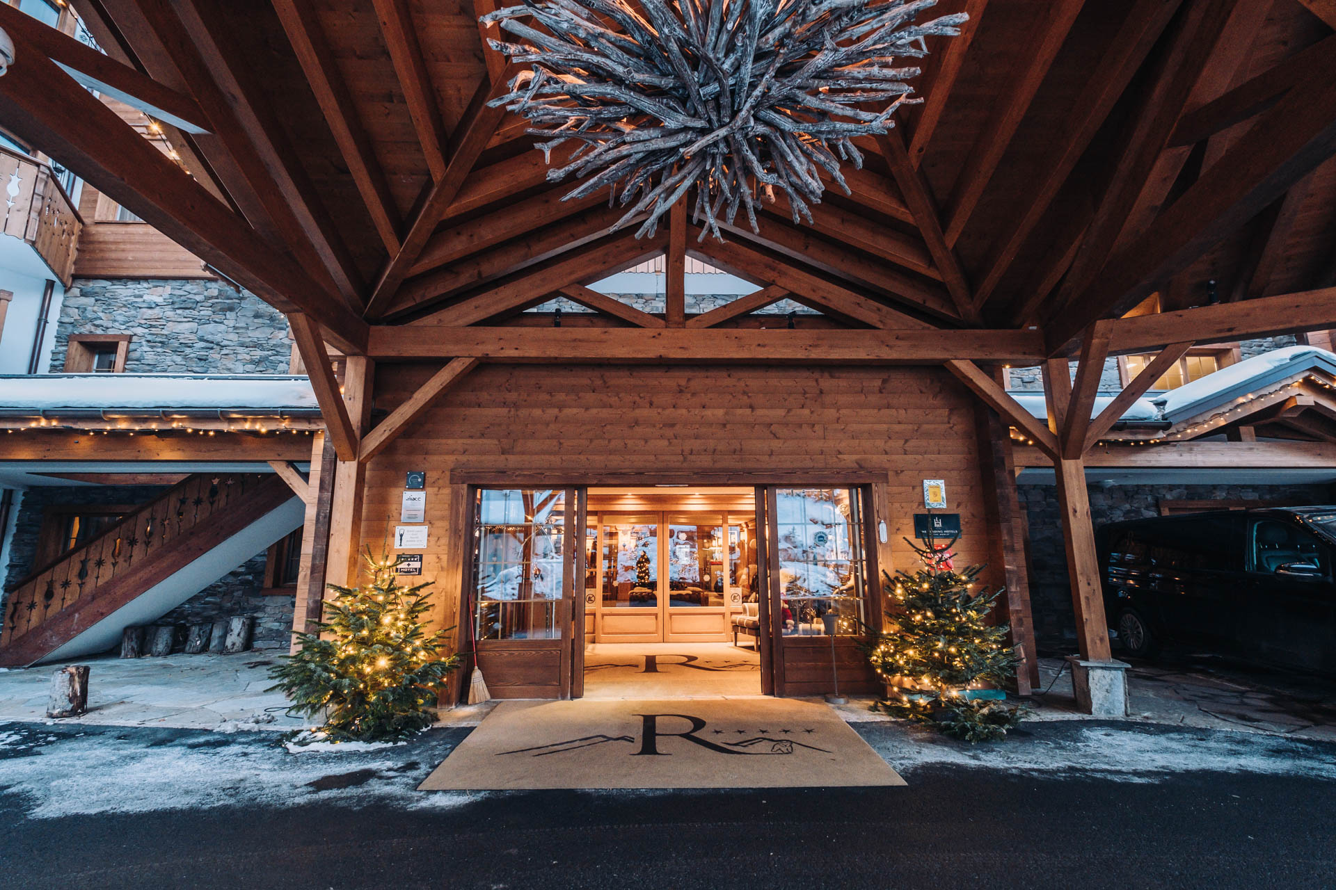 RoyAlp Hotel & Spa_entrée_hiver_fêtes.jpeg